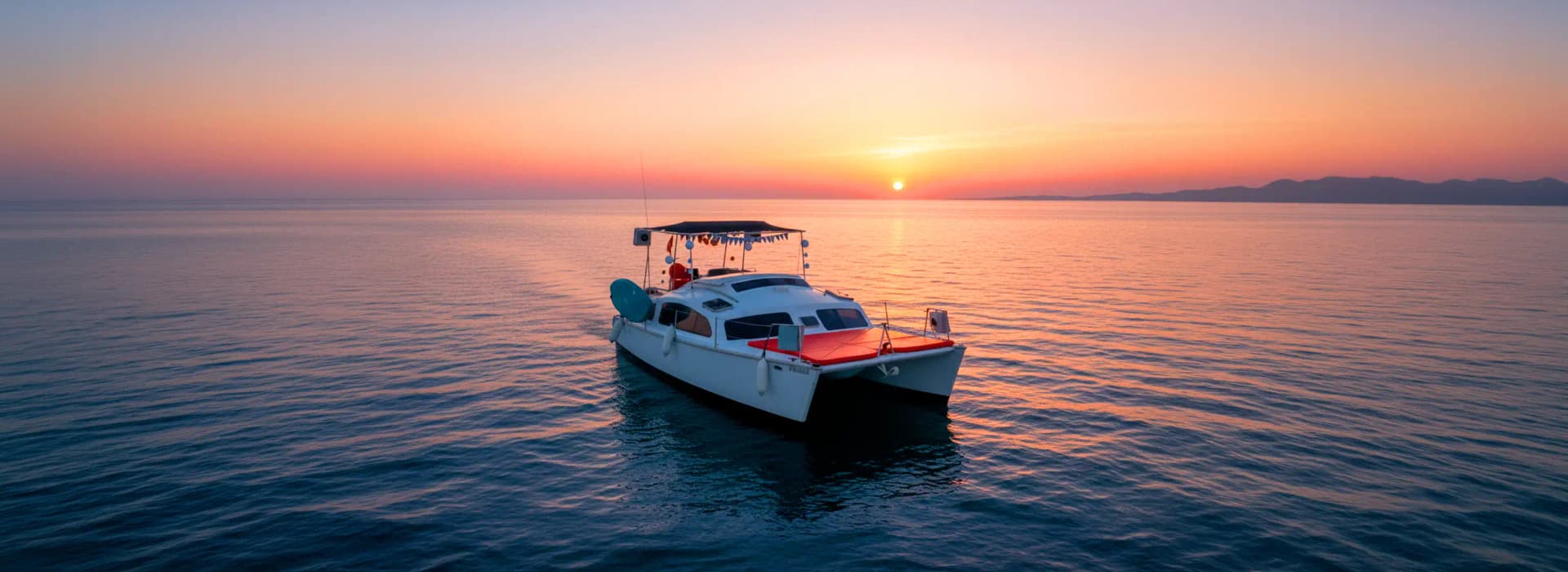 Catamarán navegando en la costa de Málaga