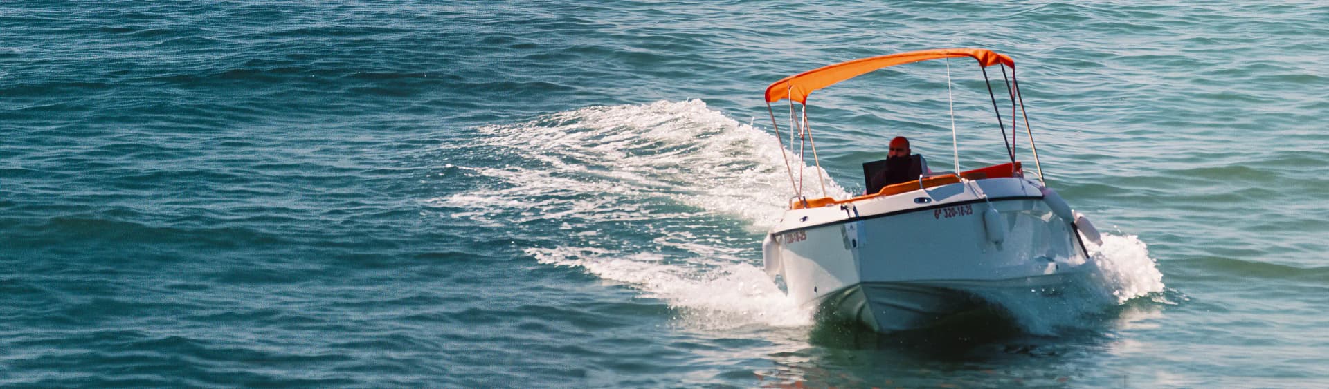 Barco navegando por la bahía de Benalmádena desde Puerto Marina